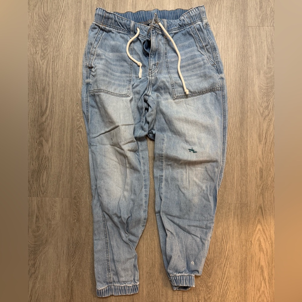 American Eagle Outfitters Light Blue Relaxed Jeans